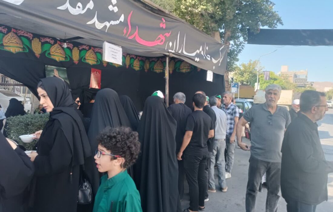 خدمت خالصانه خادمیاران شهدا در مراسم وداع با «قائد شهید امت» جلوه‌ای از فرهنگ ایثار بود