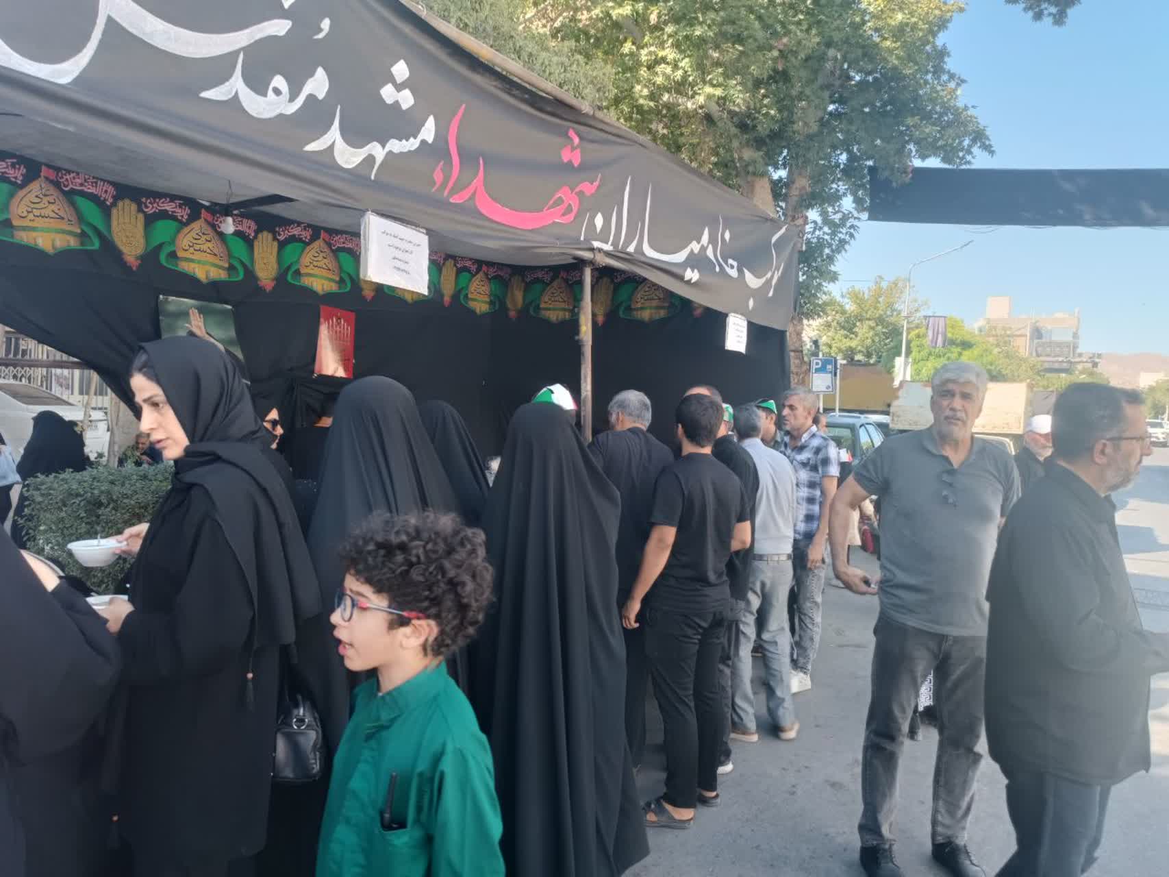 خدمت خالصانه خادمیاران شهدا در مراسم وداع با «قائد شهید امت» جلوه‌ای از فرهنگ ایثار بود